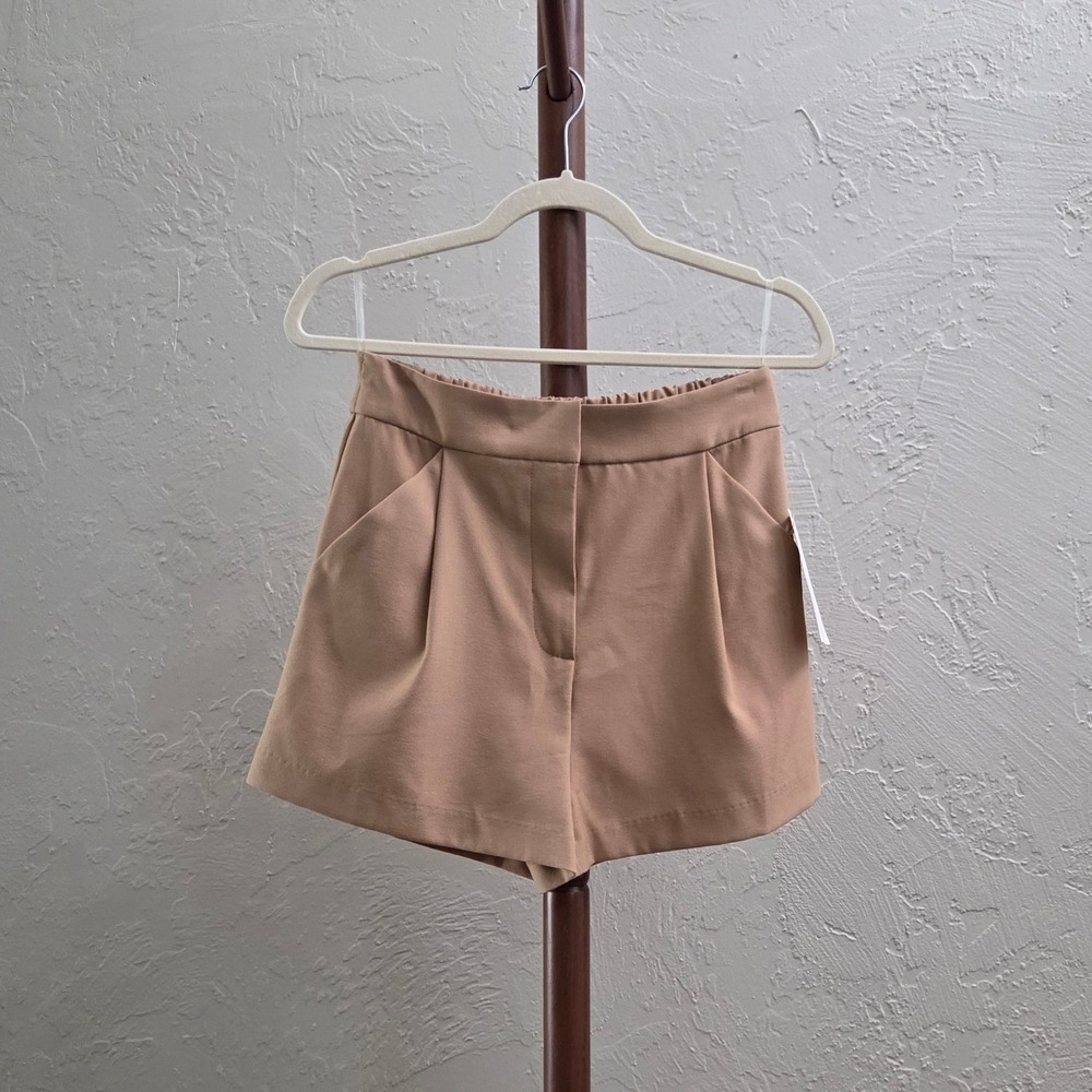P254. Pleated Shorts with Pockets